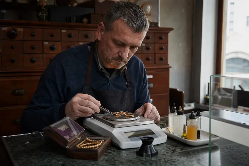 Cenitev zlata na overjeni tehtnici pri odkupovalcu